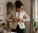 Femme avec une veste trop petite
